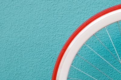 红色和白色的自行车轮胎的照片
